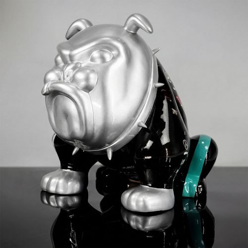 sculpture bouledogue en fibre de verre argentée et noire, style moderne brillant avec clous décoratifs, pour déco ou publicité