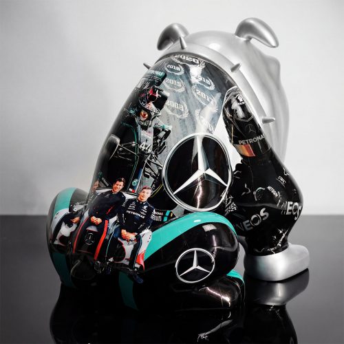 figure chien en fibre de verre style artistique noir et argent avec logos Mercedes et décor F1 turquoise, usage pub/déco événementielle