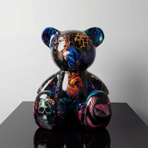 sculpture ours en fibre de verre noir décorée de motifs colorés floraux, crâne et serpent, style artistique brillant, usage déco ou publicité