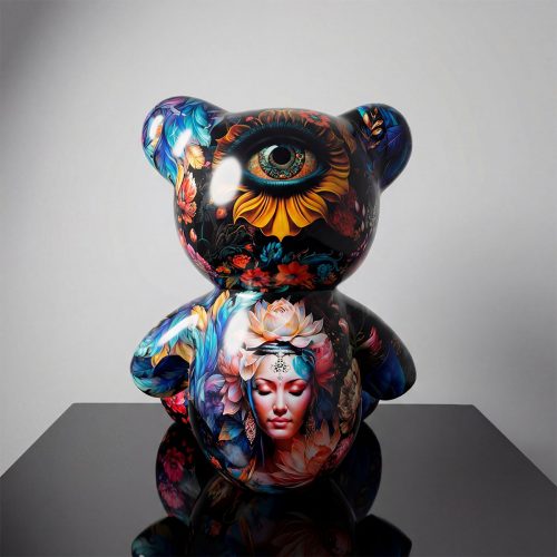 figure ours en fibre de verre noir à motifs floraux colorés et visage féminin stylisé, décoration intérieure commerciale sculpture ours en stratifié noir avec œil central décoratif et fleurs vives, usage publicitaire ou événementiel figure ours en fibre de verre au style artistique baroque, tons bleus et jaunes, idéale galerie commerciale