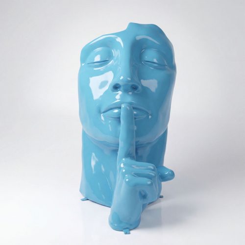 sculpture tête bleue en fibre de verre, style contemporain brillant représentant un visage main sur les lèvres, décoration intérieure ou vitrine
