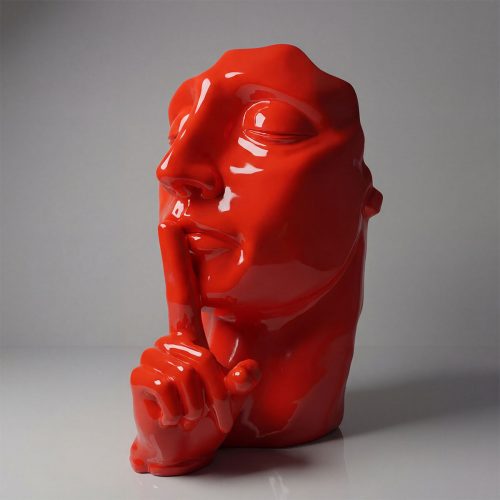 sculpture visage rouge en fibre de verre style moderne brillant main au doigt sur les lèvres, décoration intérieure ou événement