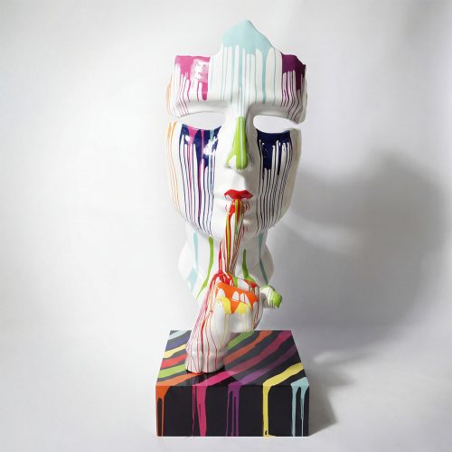 sculpture tête en fibre de verre blanche avec peintures multicolores coulantes, style contemporain artistique pour décoration ou publicité