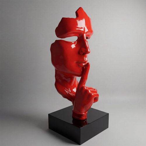 sculpture visage rouge en fibre de verre style moderne brillant, main au doigt sur les lèvres, déco intérieure ou événementielle