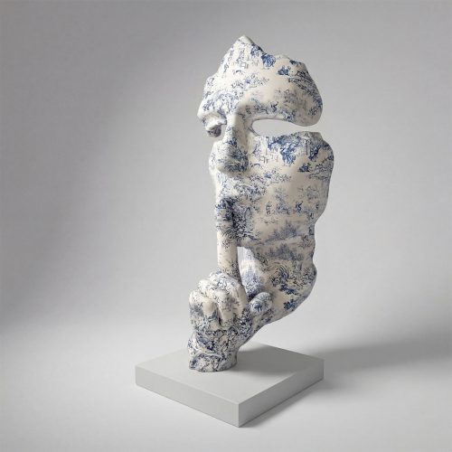 sculpture visage stylisé en fibre de verre blanc et bleu motif toile de Jouy, style artistique décoratif pour galerie ou événement