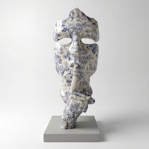 sculpture visage en fibre de verre stratifié blanc à motifs bleus style porcelaine, main au doigt sur les lèvres, déco intérieure ou galerie