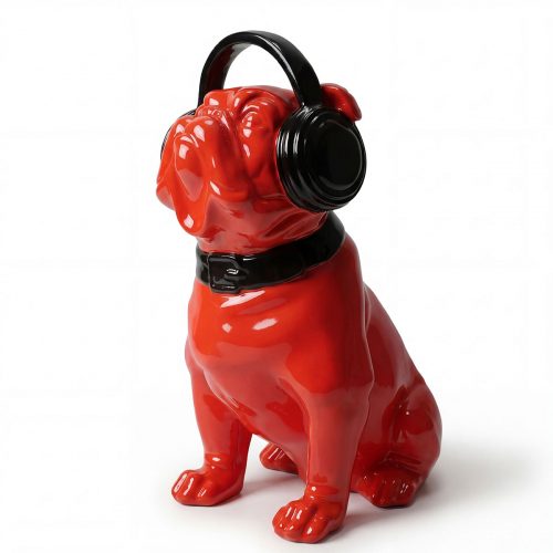 figure chien bouledogue en fibre de verre rouge brillant avec casque noir, style contemporain pour déco ou publicité