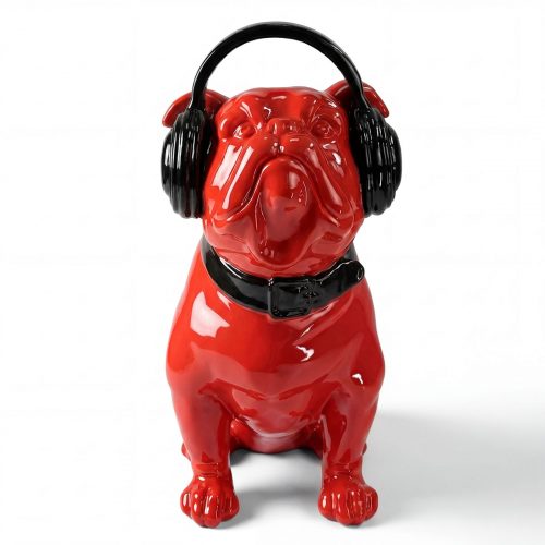 sculpture bouledogue rouge en fibre de verre avec casque noir, style pop art pour décoration ou publicité