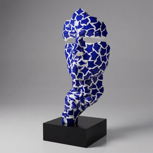 sculpture tête stylisée en fibre de verre bleu et blanc à motifs géométriques, style contemporain, déco intérieure ou galerie