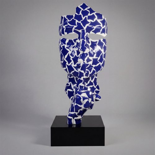 sculpture tête stylisée en fibre de verre bleu et blanc à motif mosaïque, style artistique contemporain pour décoration ou vitrine