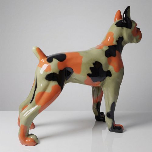 figure chien en fibre de verre camouflage vert kaki, orange et noir, style lisse et brillant, usage décoration intérieure ou vitrine