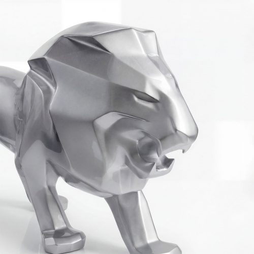 figure lion en fibre de verre argentée style géométrique et brillant, décoration intérieure ou vitrine commerciale