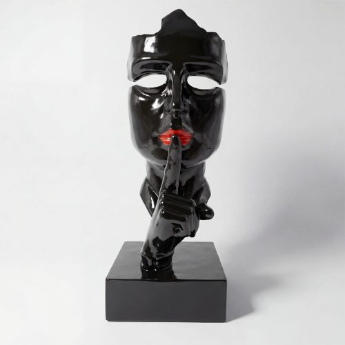 figure tête stylisée en fibre de verre noire brillante, lèvres rouges et doigt sur la bouche, style artistique déco intérieure