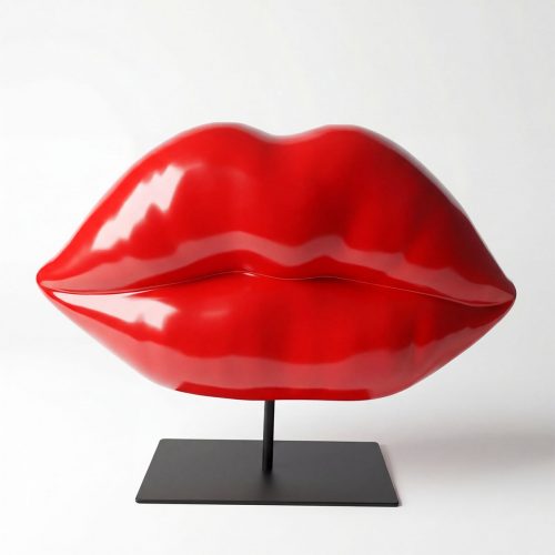 figure lèvres sculpturales en fibre de verre rouge brillante, style pop art, décoration intérieure ou vitrine événementielle