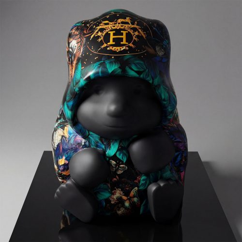 figure poupée en fibre de verre stylisée noire avec capuche florale bleu-vert et motifs papillons pour décoration/événement