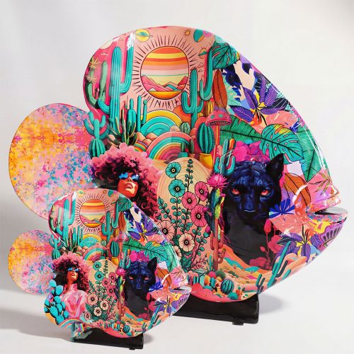 sculpture poisson en fibre de verre multicolore, style pop art avec panthère noire, cactus et portrait rétro, déco événementielle