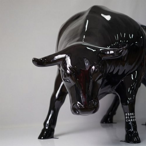 figure taureau en fibre de verre noire brillante, style réaliste pour publicité ou décoration commerciale