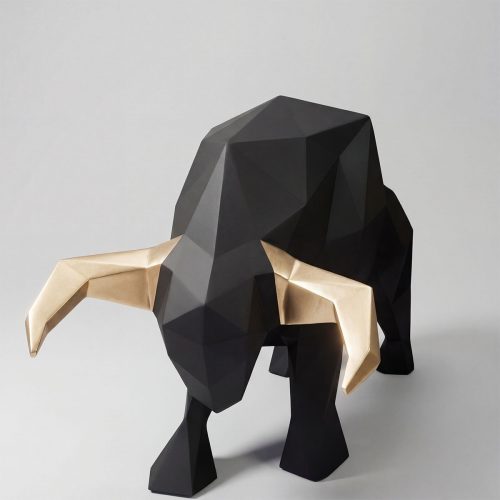 figure taureau en fibre de verre noir aux angles géométriques avec cornes dorées, style moderne pour décoration ou publicité
