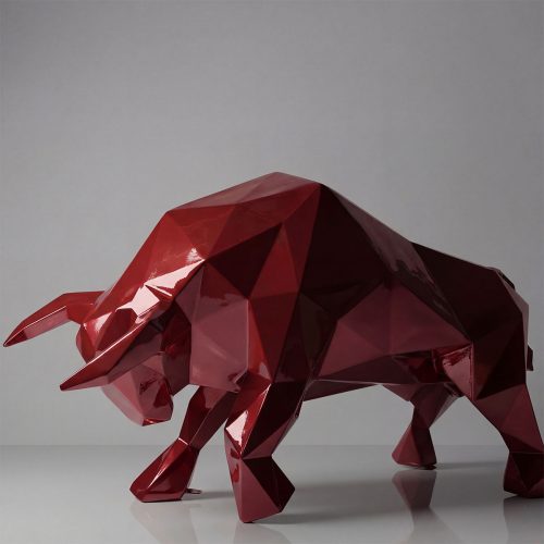 sculpture taureau en fibre de verre rouge style géométrique brillant, décor commercial ou événementiel