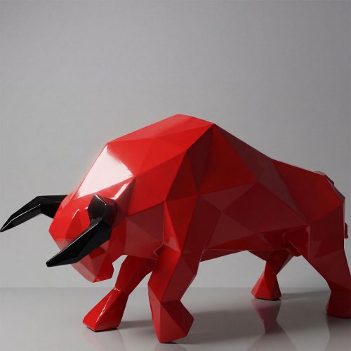 sculpture taureau en fibre de verre rouge géométrique brillante avec cornes noires, décoration intérieure ou vitrine commerciale