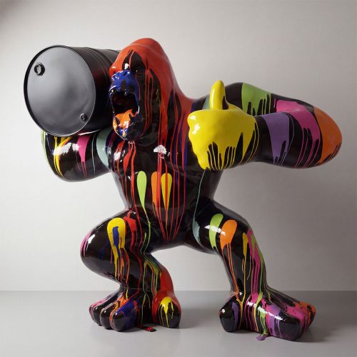 sculpture gorille en fibre de verre noir brillant avec coulures multicolores et tonneau publicitaire, style pop art, déco intérieure/events