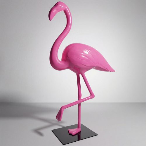 figure flamant rose en fibre de verre, style réaliste brillant rose vif, socle noir, pour décoration intérieure ou événement