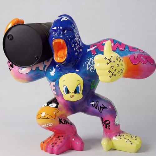 sculpture gorille en fibre de verre multicolore style pop art avec motifs cartoon et logo, pouce levé pour décoration ou publicité