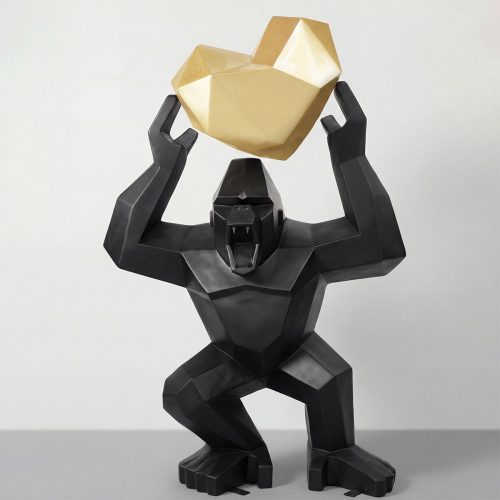 figure gorille en fibre de verre noir stylisé géométrique tenant un cœur doré facetté, déco intérieure ou vitrine
