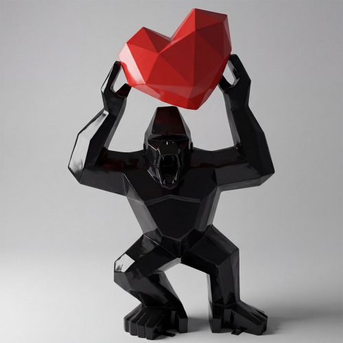 sculpture gorille en fibre de verre noir géométrique tenant un grand cœur rouge facetté, déco commerciale ou événementielle