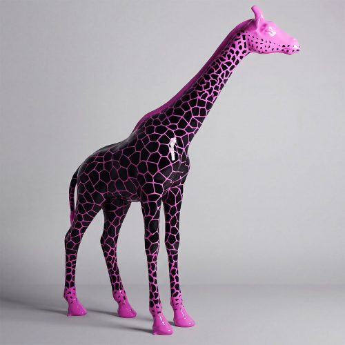 figure girafe en fibre de verre noir et rose mat réaliste motifs géométriques, pour décoration intérieure ou événement