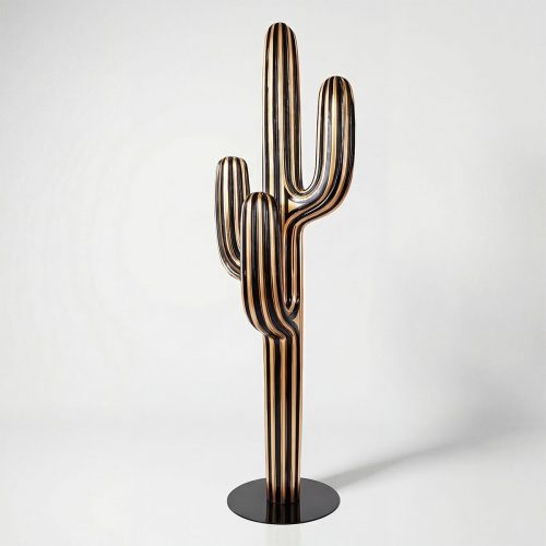 figure cactus en fibre de verre stratifié noir et cuivre à rayures, style artistique décor événement ou vitrine