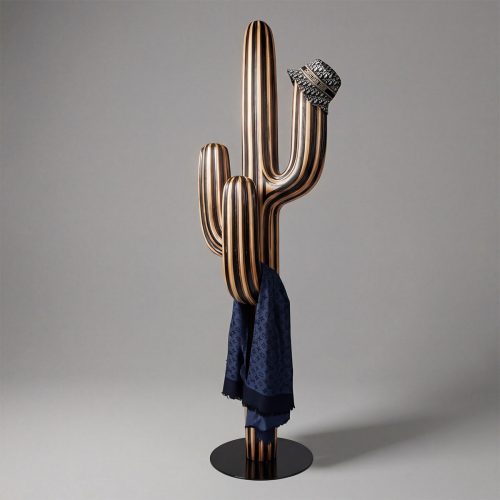 figure cactus en fibre de verre stratifié rayé noir et cuivre, style artistique moderne, chapeau et foulard, déco intérieure ou vitrine