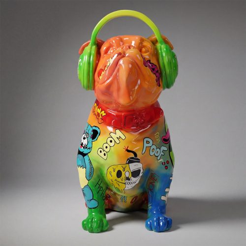 figure chien bulldog en fibre de verre colorée style pop art multicolore avec casques verts, motifs graffiti, déco intérieure ou événementielle