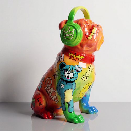 sculpture chien en fibre de verre multicolore style graffiti avec casque vert, motifs cartoon et usages déco/publicité événementielle