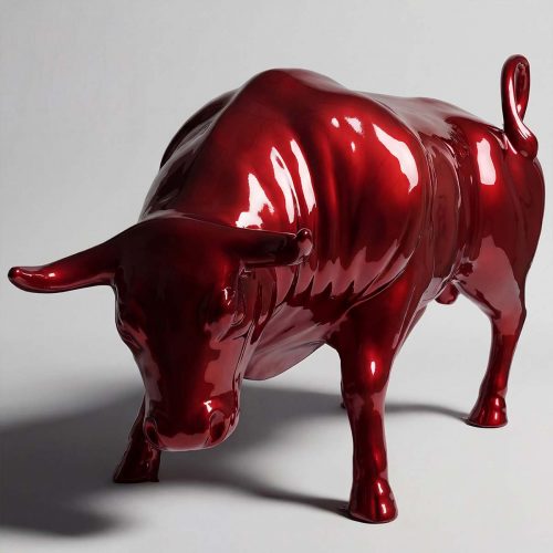 figure taureau en fibre de verre rouge brillant, style réaliste et lisse, décor intérieur ou promotionnel pour galerie ou événement