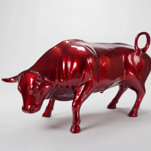sculpture taureau en fibre de verre rouge métallisé, style réaliste brillant, pour décoration intérieure ou événement commerciale