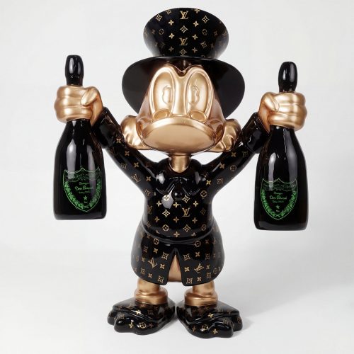 sculpture canard en fibre de verre noir et or style pop art motif monogramme luxe tenant deux bouteilles, déco commerciale ou événementielle