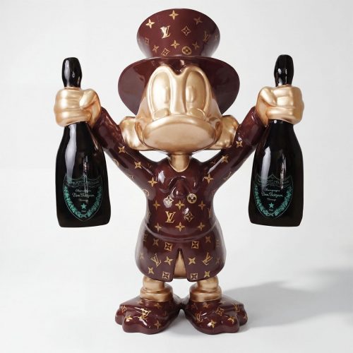 figure Donald Duck en fibre de verre marron et doré style luxe monogrammé tenant deux bouteilles pour décoration commerciale ou événementielle
