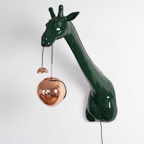 figure girafe en fibre de verre vert foncé style moderne brillant tenant une suspension cuivrée, décor publicité intérieure événement