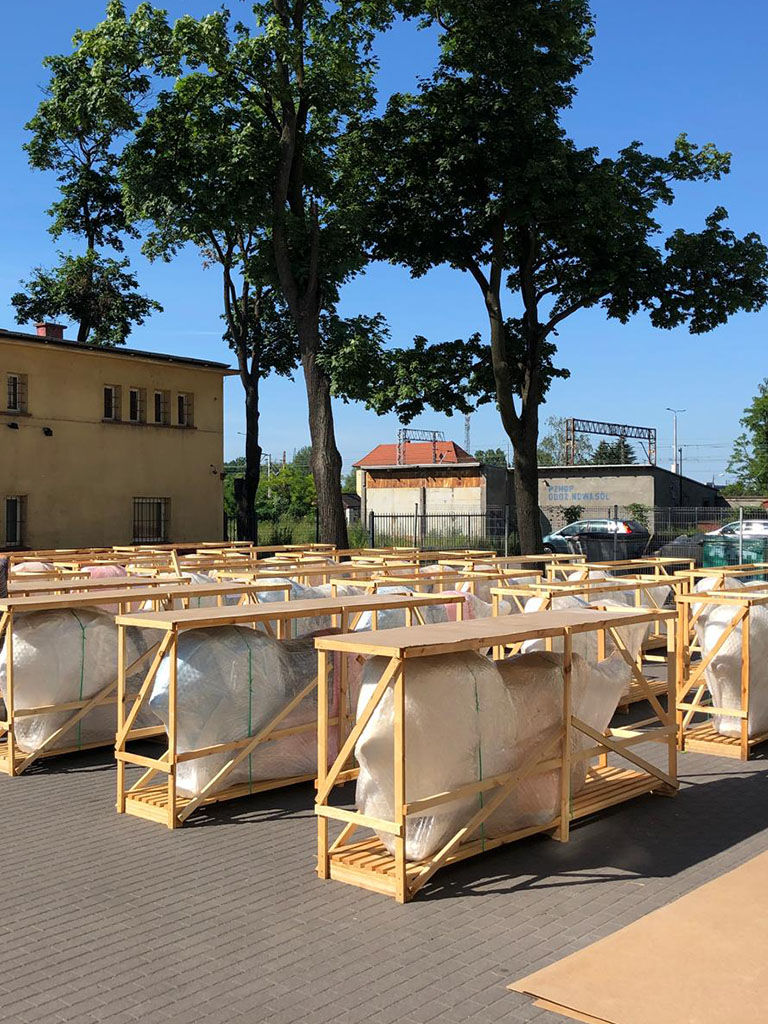transport Ręka z różowym lakierem do paznokci trzymająca czarny marker, rysująca schemat myśli z napisem