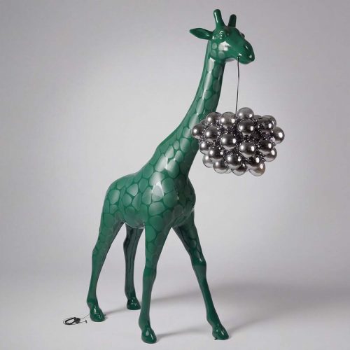 figure girafe en fibre de verre verte à motifs géométriques brillante tenant une suspension chrome, décoration événementielle ou commerce
