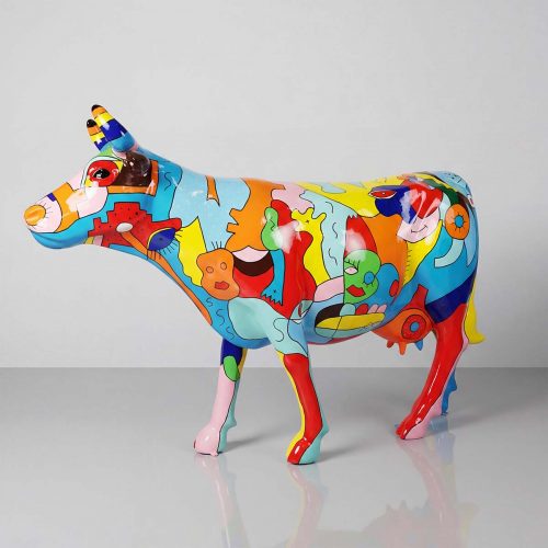 figure vache en fibre de verre multicolore style pop art avec motifs abstraits, décoration commerciale ou événementielle