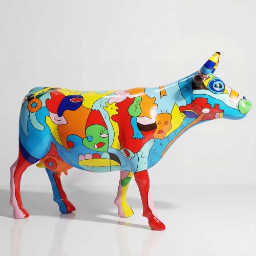 figure vache en fibre de verre colorée, style pop art graphique multicolore, décor événementiel ou galerie commercial