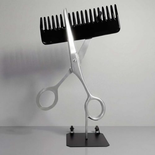 sculpture ciseaux et peigne en fibre de verre argenté et noir style réaliste pour déco salon ou vitrine