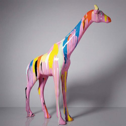 figure girafe en fibre de verre, style artistique réaliste avec coulures multicolores roses, jaune, bleu, décor ou publicité intérieur/event