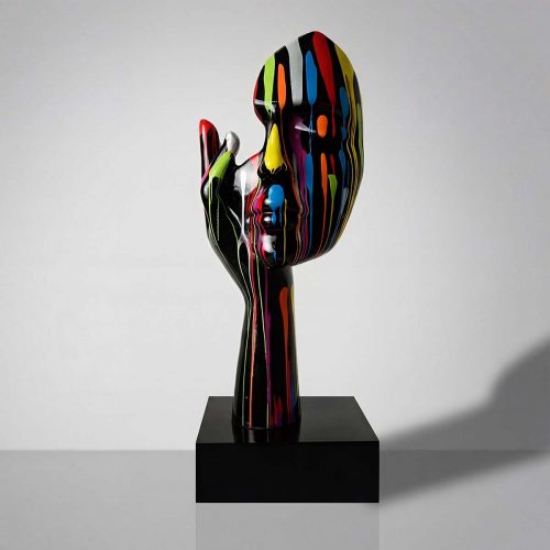 sculpture tête et main en fibre de verre noir lustré avec coulures multicolores style artistique, pour décoration intérieure ou vitrine