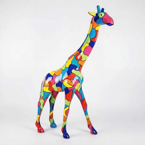 figure girafe en fibre de verre multicolore style patchwork artistique, décor intérieur, vitrine ou événement