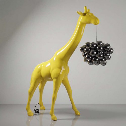figure girafe en fibre de verre jaune brillante, style contemporain, tenant une suspension de boules métalliques noire, déco intérieure ou vitrine