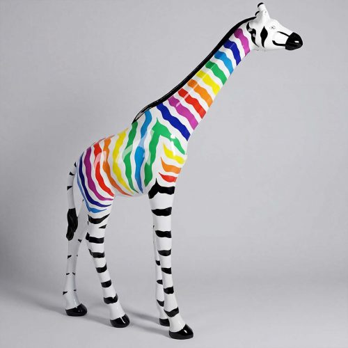 figure girafe en fibre de verre, style artistique zèbre aux rayures arc‑en‑ciel et noir et blanc, décoration événementielle ou commerciale