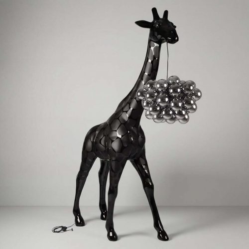 figure girafe en fibre de verre noire brillante au style artistique géométrique tenant une boule argentée réfléchissante, déco intérieure ou événement